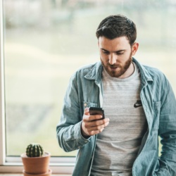 Man ringer Mansjourens telefonjour för att få ett stödsamtal i en livskris.